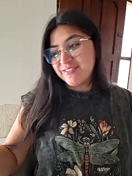 morenalatinaa online show from May 6, 2026, 1:26 pm