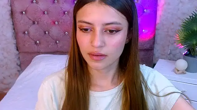 Snapshot of viky_evanss chatting on December 16, 2025, 7:18 pm viky evanss online show from December 16, 2025, 7:18 pm