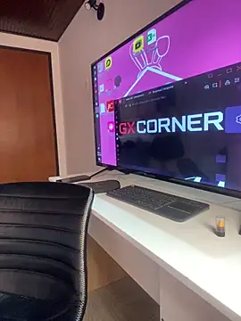 LunaMoore Pink online show from December 19, 2025, 12:29 pm