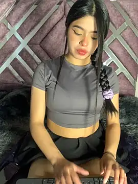 LunaMoore Pink online show from February 5, 2026, 12:34 pm