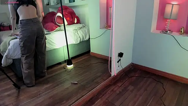 HollyPeach online show from April 15, 2026, 7:40 pm