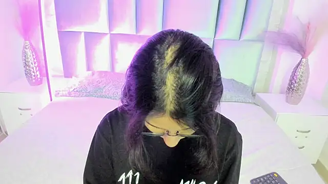 HollyPeach online show from April 20, 2026, 7:37 pm