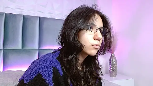 HollyPeach online show from May 10, 2026, 6:21 pm