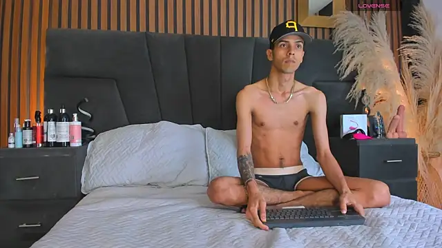 Snapshot of DerryAndIzzy chatting on January 13, 2026, 4:49 am DerryAndIzzy online show from January 13, 2026, 4:49 am