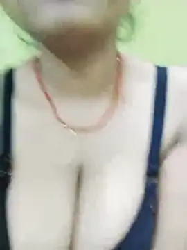 kiara-simmi online show from November 18, 2025, 3:04 pm