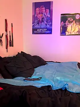 MiniMonroe online show from December 4, 2025, 7:51 am