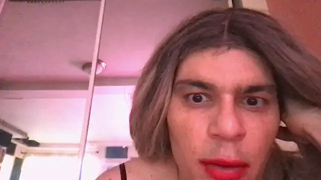 Snapshot of Glow92 chatting on December 16, 2025, 5:50 pm Glow92 online show from December 16, 2025, 5:50 pm