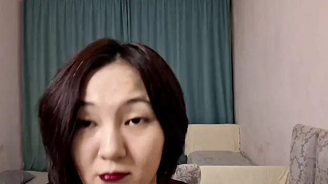 Snapshot of Lyndasilk chatting on July 5, 2026, 4:14 pm Lyndasilk online show from July 5, 2026, 4:14 pm