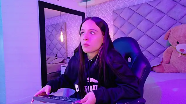 CARO ADAMS1 online show from November 28, 2025, 11:43 am