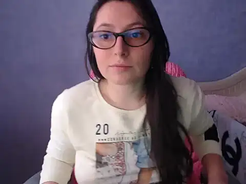 LuckyLisa23 online show from April 7, 2026, 1:24 pm