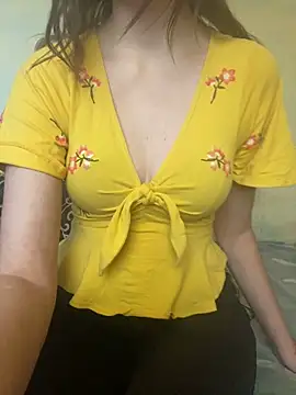 Snapshot of KittieCreme chatting on November 9, 2025, 10:19 am KittieCreme online show from November 9, 2025, 10:19 am