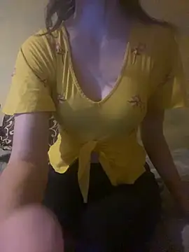 Snapshot of KittieCreme chatting on December 5, 2025, 2:48 pm KittieCreme online show from December 5, 2025, 2:48 pm