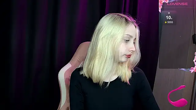 Snapshot of Fluffy_Cloude chatting on November 13, 2025, 7:29 pm Fluffy Cloude online show from November 13, 2025, 7:29 pm