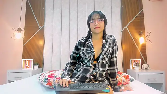 Snapshot of Mariana-Torres chatting on November 15, 2025, 2:21 pm Mariana-Torres online show from November 15, 2025, 2:21 pm