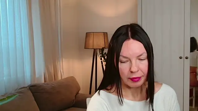 LittleNicolee online show from December 15, 2025, 1:06 pm