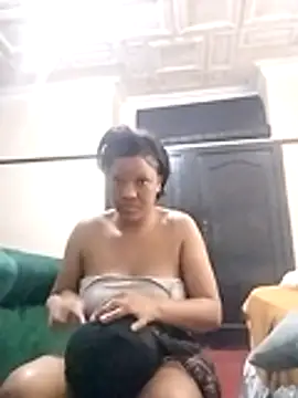 Snapshot of CaramelBoootie chatting on April 1, 2026, 7:33 pm CaramelBoootie online show from April 1, 2026, 7:33 pm