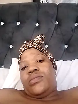 Snapshot of CaramelBoootie chatting on March 18, 2026, 5:03 pm CaramelBoootie online show from March 18, 2026, 5:03 pm