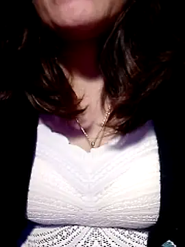 YiyinLy online show from February 3, 2026, 8:47 pm