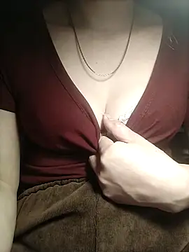 YiyinLy online show from December 15, 2025, 4:18 am