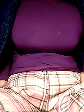 YiyinLy online show from January 10, 2026, 1:28 pm