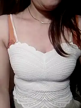 YiyinLy online show from June 26, 2026, 9:53 pm