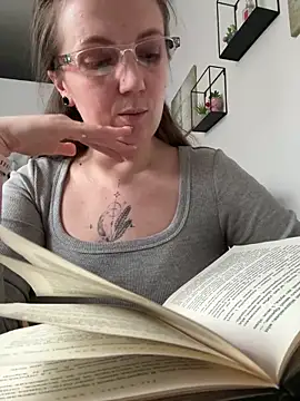 Amy  Leee  online show from April 26, 2026, 12:35 pm