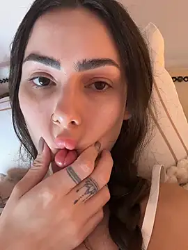 Baby Mia pires online show from December 2, 2025, 2:12 am