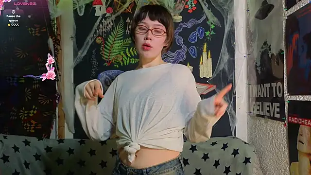 ReincarnatedAngel online show from November 14, 2025, 8:01 pm