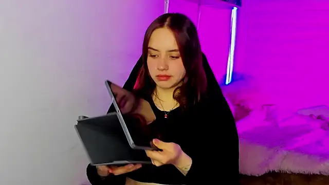 Emily Lindey online show from December 20, 2025, 4:37 am