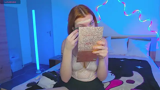 Snapshot of MeganNewCat chatting on December 4, 2025, 7:18 am MeganNewCat online show from December 4, 2025, 7:18 am