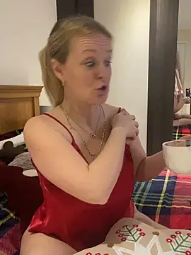 madamlillyrose online show from December 16, 2025, 9:02 am