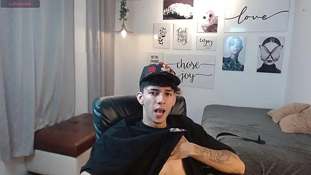 Snapshot of AmethystShadow17 chatting on November 11, 2025, 3:29 pm AmethystShadow17 online show from November 11, 2025, 3:29 pm