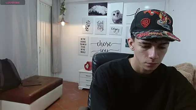 Snapshot of AmethystShadow17 chatting on November 12, 2025, 4:00 pm AmethystShadow17 online show from November 12, 2025, 4:00 pm