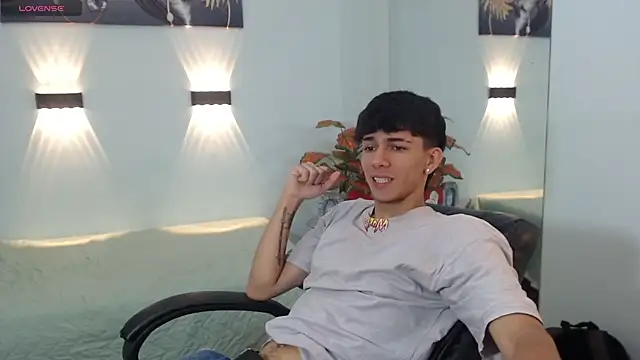 Snapshot of AmethystShadow17 chatting on November 8, 2025, 5:05 pm AmethystShadow17 online show from November 8, 2025, 5:05 pm