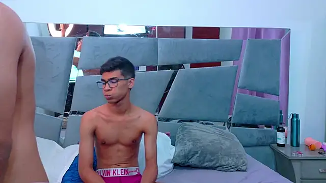 Snapshot of Desire4Duo chatting on October 18, 2025, 1:35 pm Desire4Duo online show from October 18, 2025, 1:35 pm