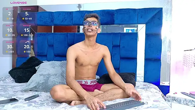 Snapshot of Desire4Duo chatting on October 31, 2025, 1:19 pm Desire4Duo online show from October 31, 2025, 1:19 pm