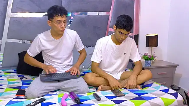 Snapshot of Desire4Duo chatting on November 11, 2025, 1:39 pm Desire4Duo online show from November 11, 2025, 1:39 pm