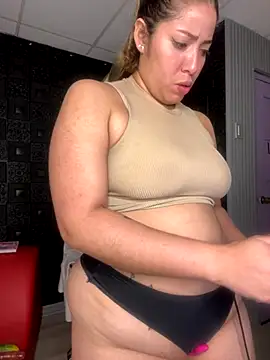 Snapshot of Yvonny27 chatting on November 29, 2025, 8:36 am Yvonny27 online show from November 29, 2025, 8:36 am