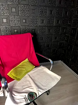 Snapshot of Yvonny27 chatting on December 5, 2025, 11:53 am Yvonny27 online show from December 5, 2025, 11:53 am