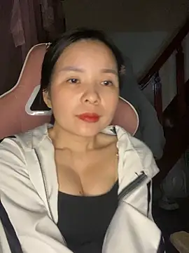 Snapshot of Listen-ly chatting on November 29, 2025, 3:56 pm Listen-ly online show from November 29, 2025, 3:56 pm