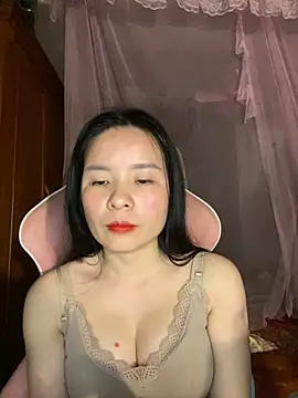 Snapshot of Listen-ly chatting on December 3, 2025, 3:33 pm Listen-ly online show from December 3, 2025, 3:33 pm