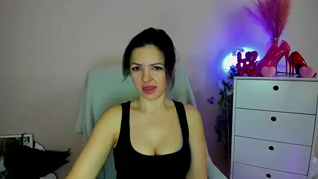 Mollybloom40 online show from April 3, 2026, 8:32 am