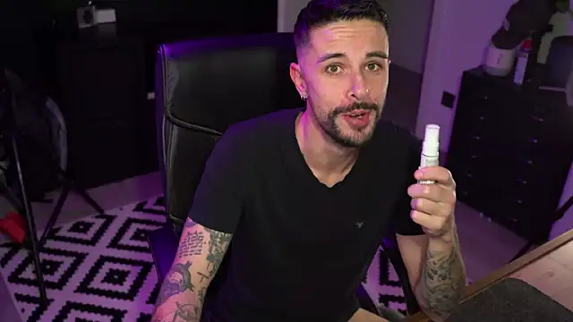 Snapshot of monsieurguitsxxx chatting on January 6, 2026, 5:17 pm monsieurguitsxxx online show from January 6, 2026, 5:17 pm