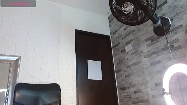 Snapshot of Amara__Hank chatting on November 10, 2025, 1:27 pm Amara Hank online show from November 10, 2025, 1:27 pm