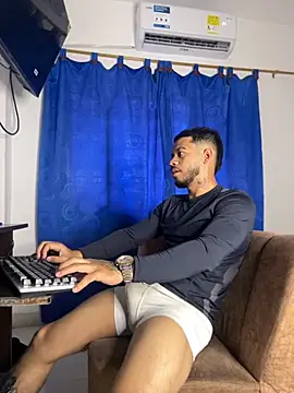 Snapshot of Kylian_Alessandro chatting on November 12, 2025, 6:34 pm Kylian Alessandro online show from November 12, 2025, 6:34 pm