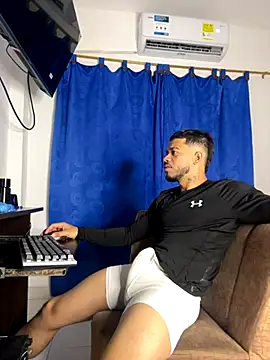 Snapshot of Kylian_Alessandro chatting on November 13, 2025, 6:39 am Kylian Alessandro online show from November 13, 2025, 6:39 am