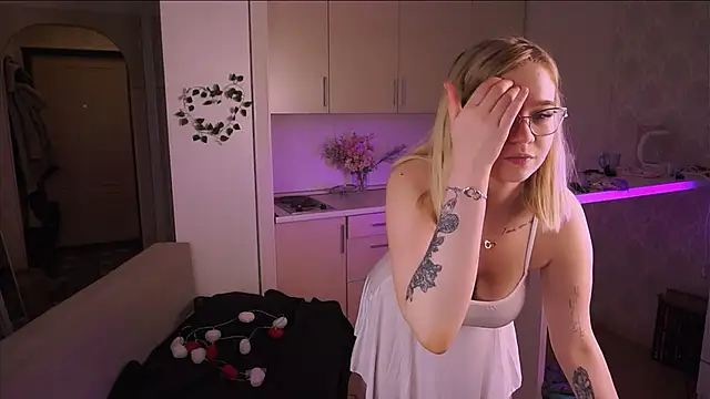 Snapshot of LesleyMil chatting on November 29, 2025, 10:37 am LesleyMil online show from November 29, 2025, 10:37 am