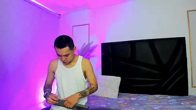 AnnieAndLeandro online show from December 5, 2025, 8:28 pm