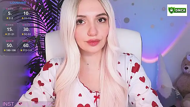 Snapshot of cute_cake chatting on December 15, 2025, 8:09 am cute cake online show from December 15, 2025, 8:09 am