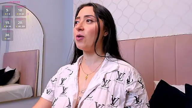 JuliethCruz  online show from March 12, 2026, 5:39 pm